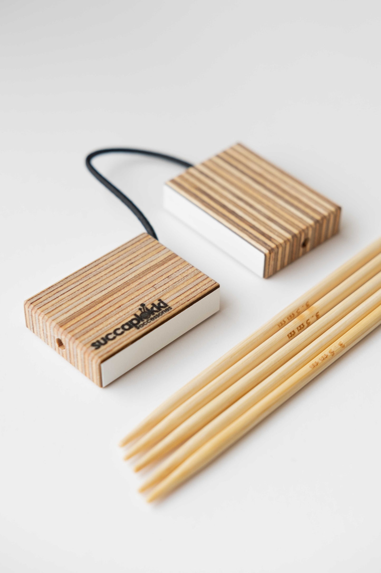 Upcyclede strømpepinde-caps