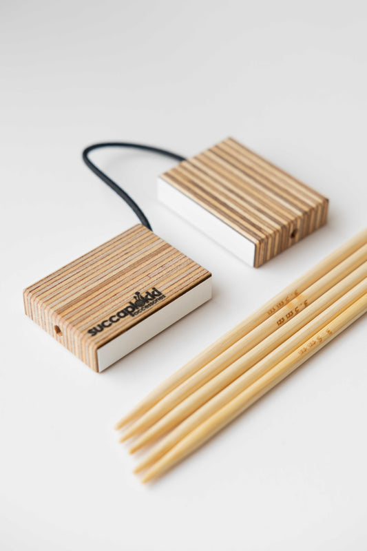 Upcyclede strømpepinde-caps